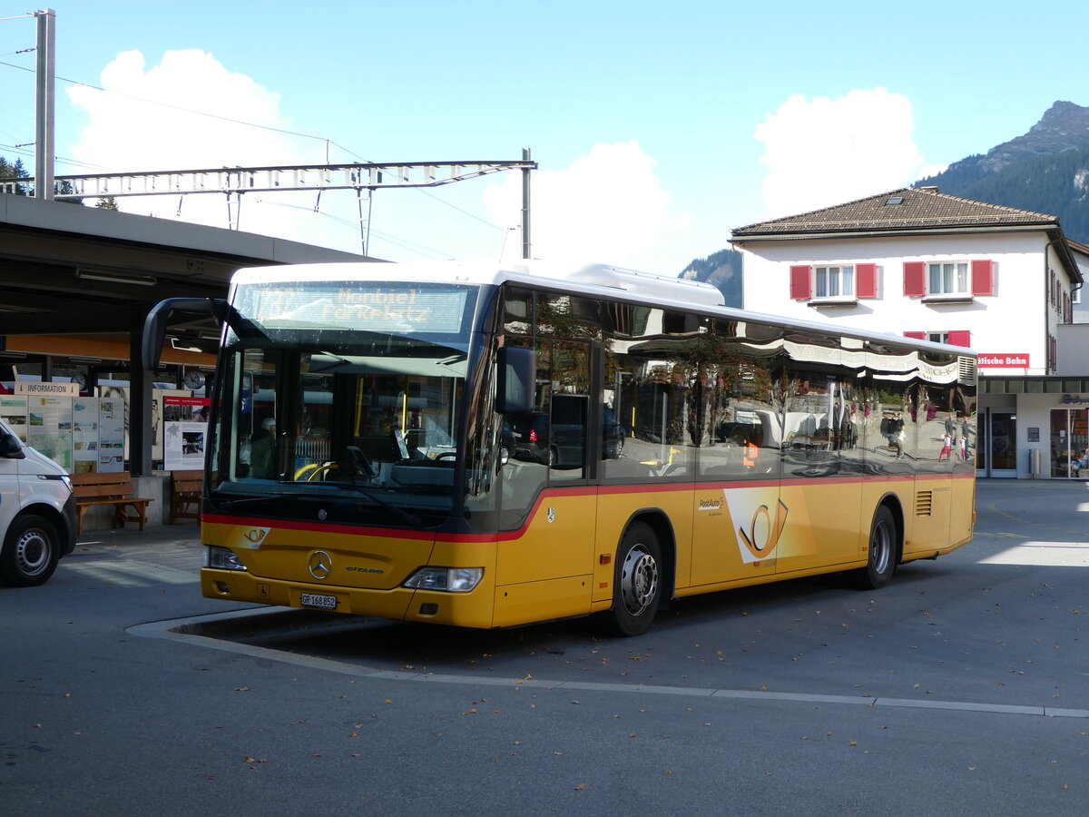 (241'139) - PostAuto Graubnden - GR 168'852 - Mercedes am 12. Oktober 2022 beim Bahnhof Klosters