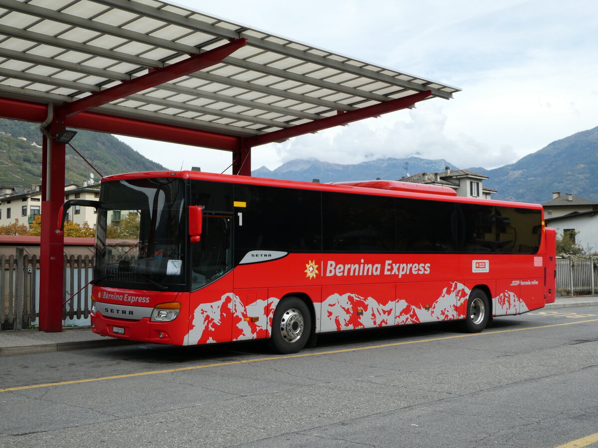 (241'226) - Aus der Schweiz: Autopostale, Croglio - TI 129'785 - Setra (ex PostAuto Graubnden) am 13. Oktober 2022 beim Bahnhof Tirano
