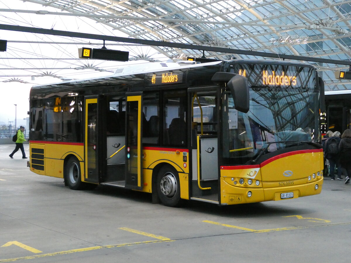 (241'248) - PostAuto Graubnden - GR 81'323 - Solaris am 13. Oktober 2022 in Chur, Postautostation