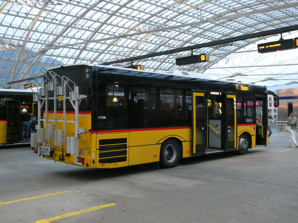 (241'249) - PostAuto Graubnden - GR 81'323 - Solaris am 13. Oktober 2022 in Chur, Postautostation