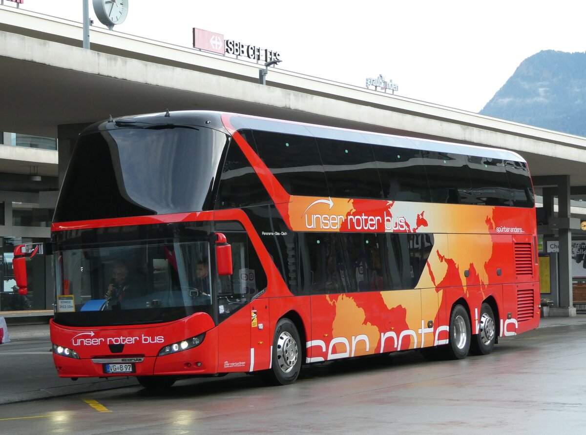 (241'273) - Aus Deutschland: Unser Roter Bus, Knigsbrck - VG-B 97 - Neoplan am 14. Oktober 2022 beim Bahnhof Chur