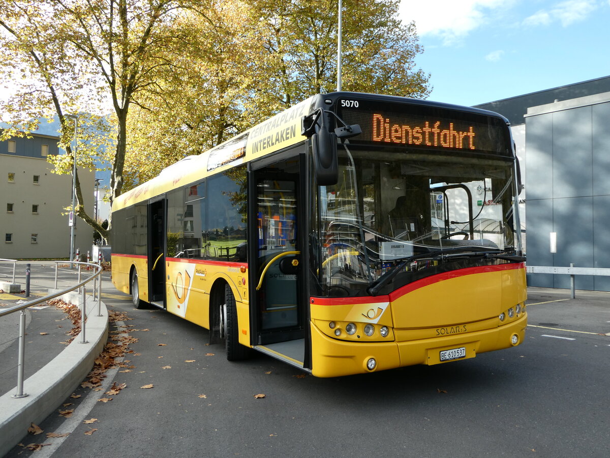 (241'456) - PostAuto Bern - BE 610'537 - Solaris am 18. Oktober 2022 beim Bahnhof Interlaken Ost