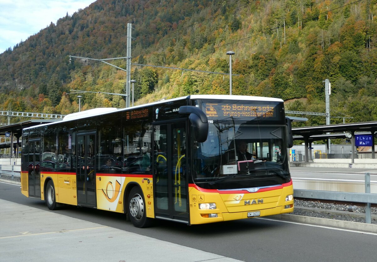 (241'459) - PostAuto Zentralschweiz - Nr. 11/OW 16'211 - MAN (ex Mattli, Wassen) am 18. Oktober 2022 beim Bahnhof Interlaken Ost