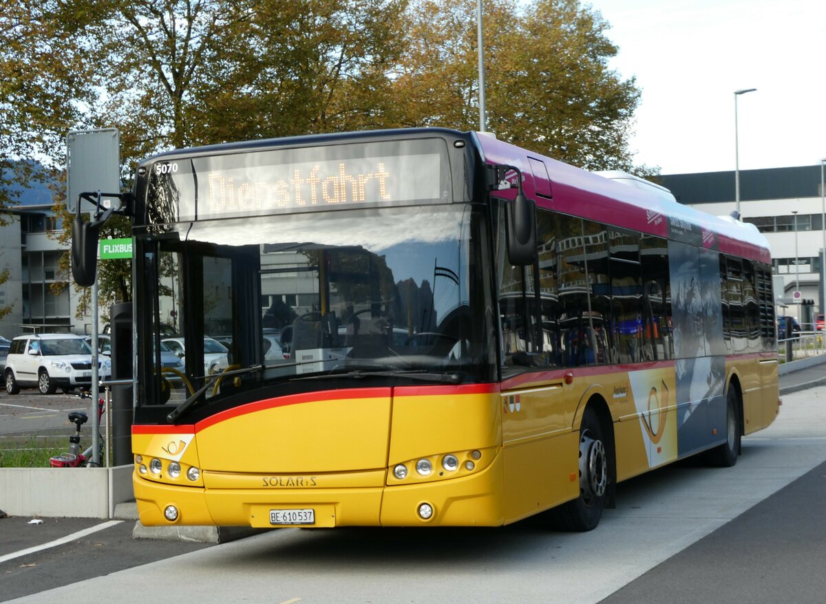 (241'464) - PostAuto Bern - BE 610'537 - Solaris am 18. Oktober 2022 beim Bahnhof Interlaken Ost