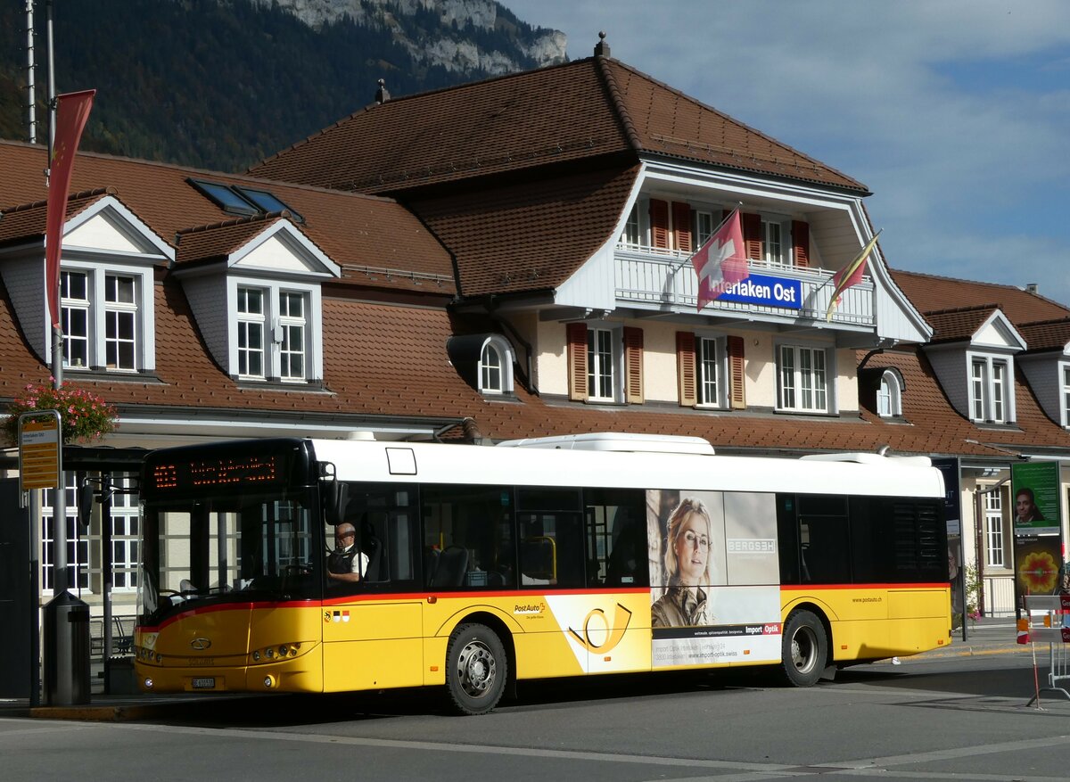 (241'496) - PostAuto Bern - BE 610'538 - Solaris am 18. Oktober 2022 beim Bahnhof Interlaken Ost