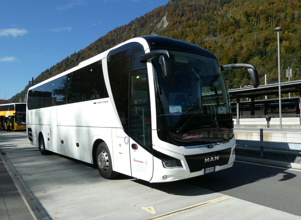 (241'497) - Aus Italien: Sarraino, Roccadaspide - FV-805 FS - MAN am 18. Oktober 2022 beim Bahnhof Interlaken Ost