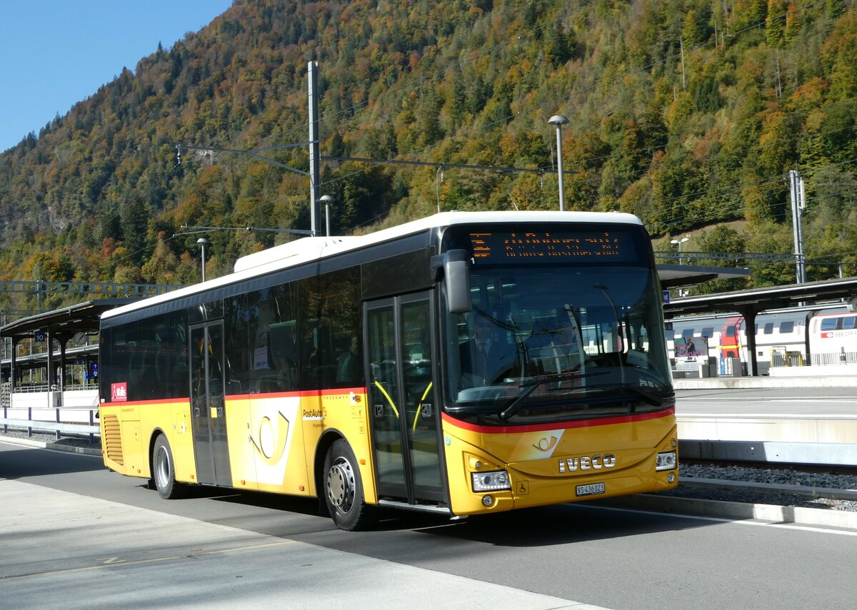 (241'505) - PostAuto Wallis - VS 436'023 - Iveco am 18. Oktober 2022 beim Bahnhof Interlaken Ost