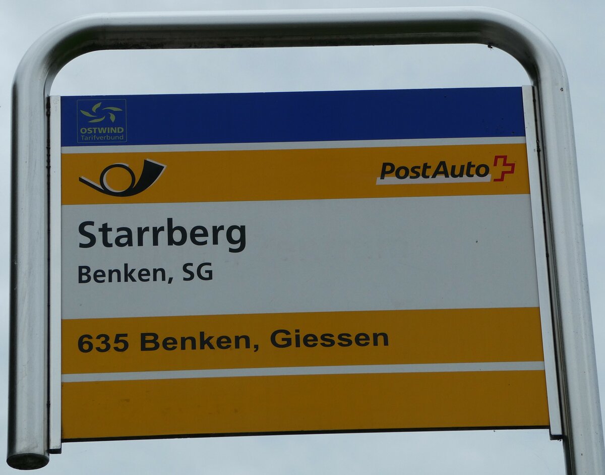 (241'627) - PostAuto-Haltestellenschild - Benken, SG, Starrberg - am 20. Oktober 2022