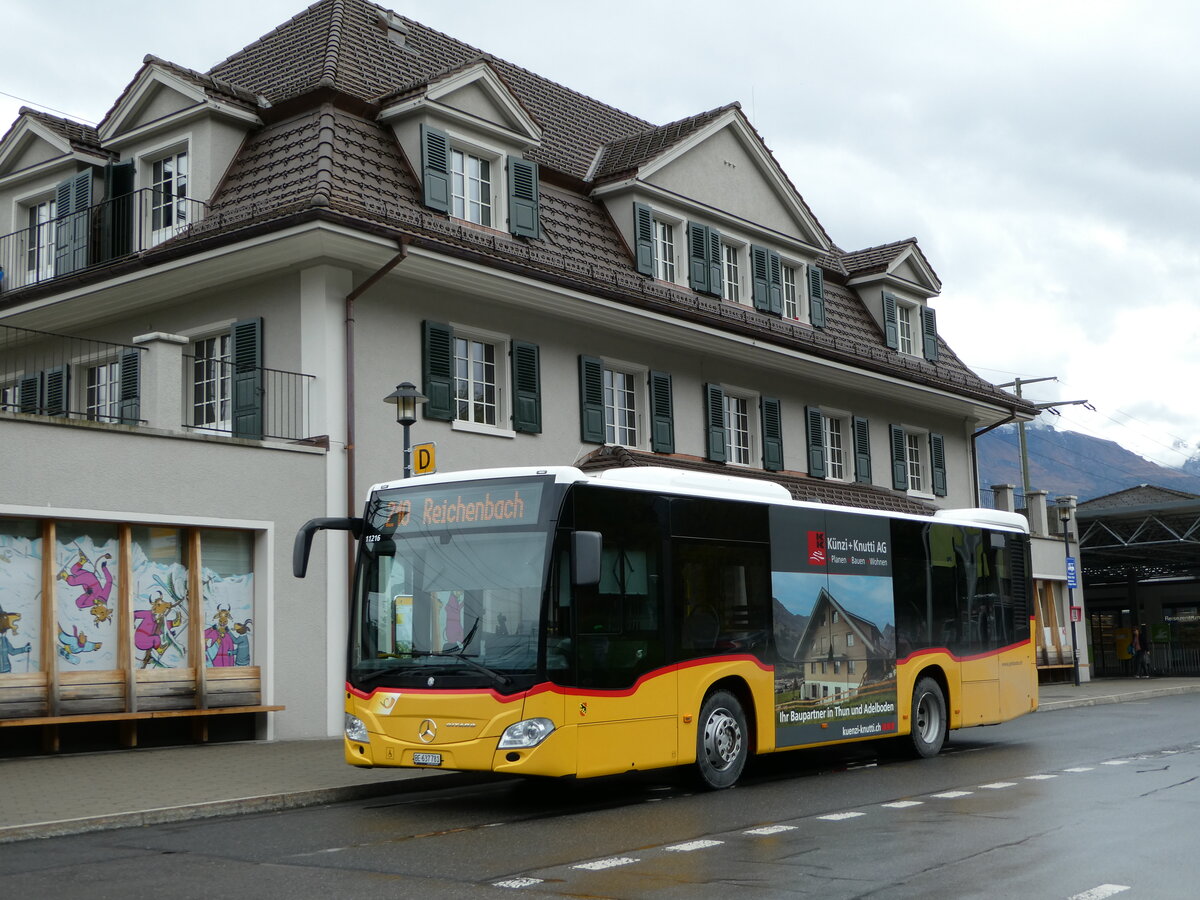 (241'681) - PostAuto Bern - BE 637'781 - Mercedes am 21. Oktober 2022 beim Bahnhof Frutigen