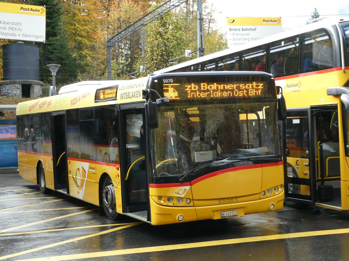 (241'708) - PostAuto Bern - BE 610'537 - Solaris am 22. Oktober 2022 auf dem Brnigpass