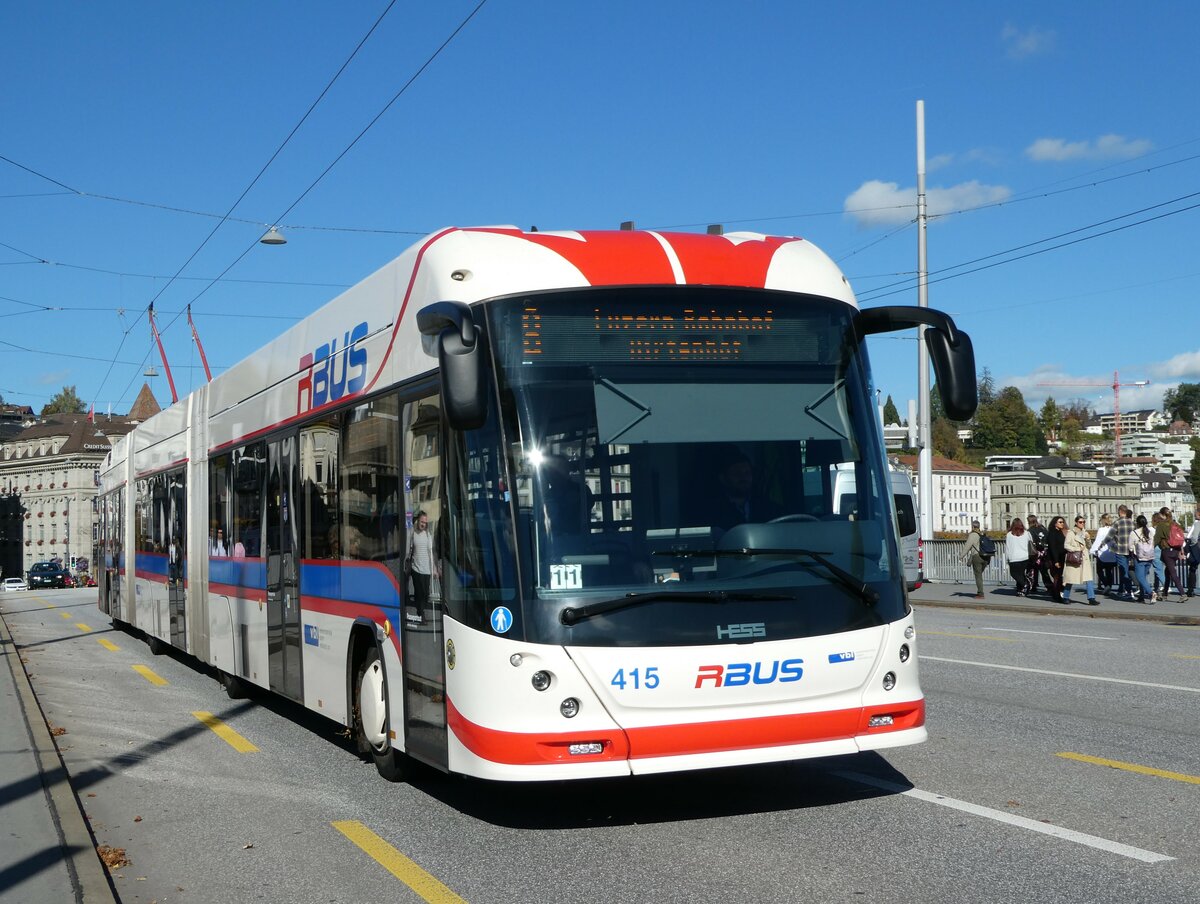 (241'759) - VBL Luzern - Nr. 415 - Hess/Hess Doppelgelenktrolleybus am 22. Oktober 2022 in Luzern, Bahnhofbrcke