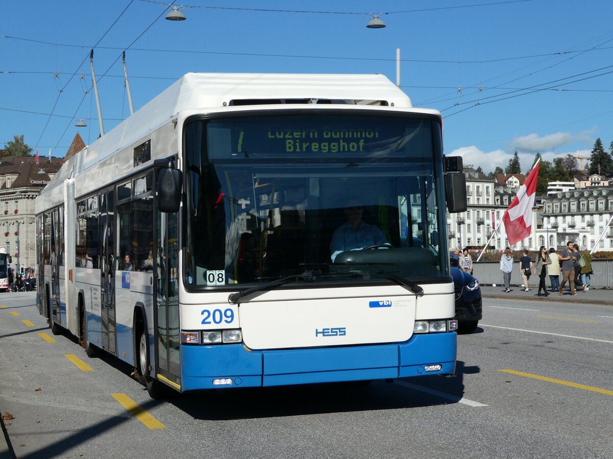 (241'762) - VBL Luzern - Nr. 209 - Hess/Hess Gelenktrolleybus am 22. Oktober 2022 in Luzern, Bahnhofbrcke