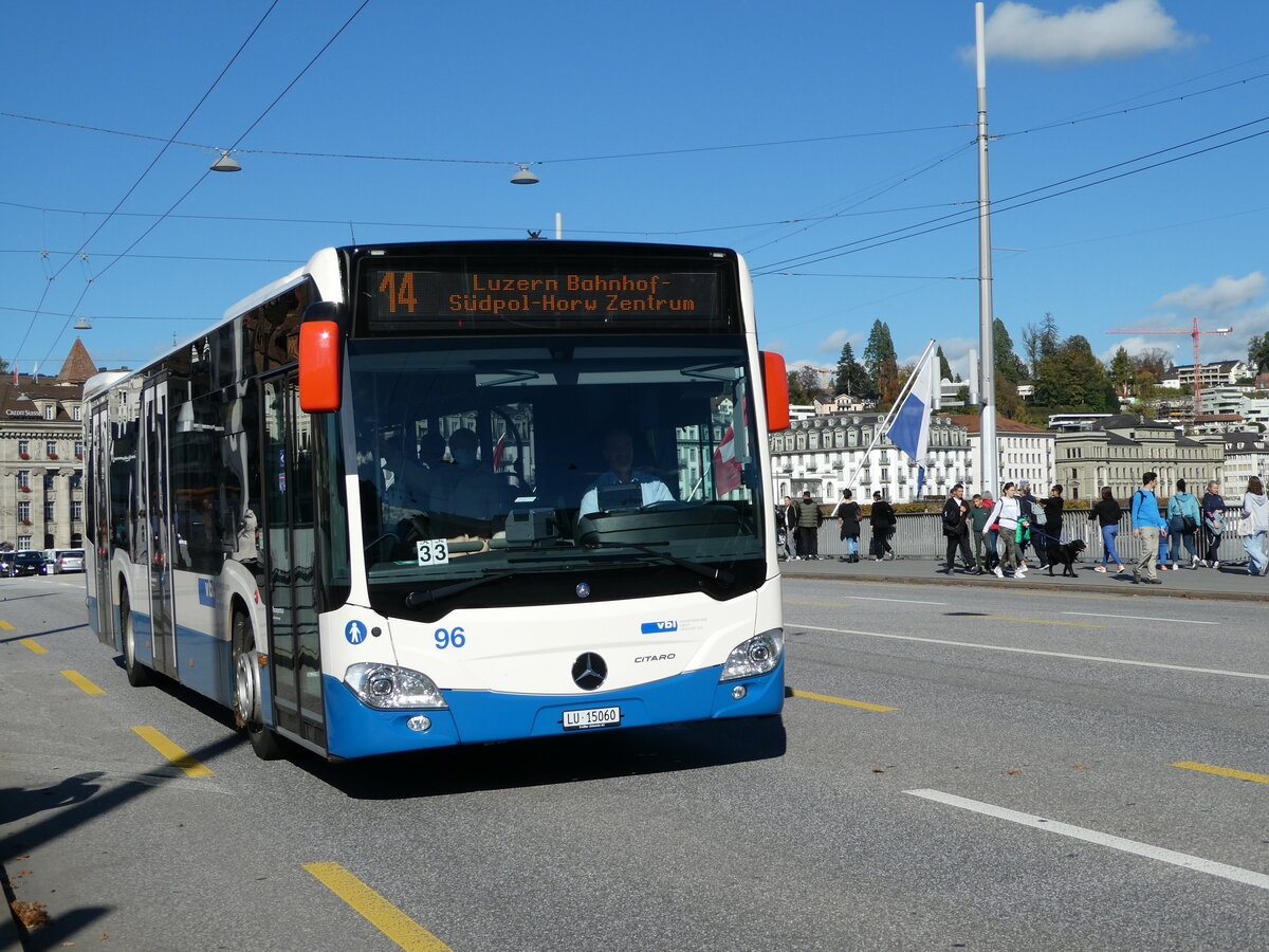 (241'765) - VBL Luzern - Nr. 96/LU 15'060 - Mercedes am 22. Oktober 2022 in Luzern, Bahnhofbrcke