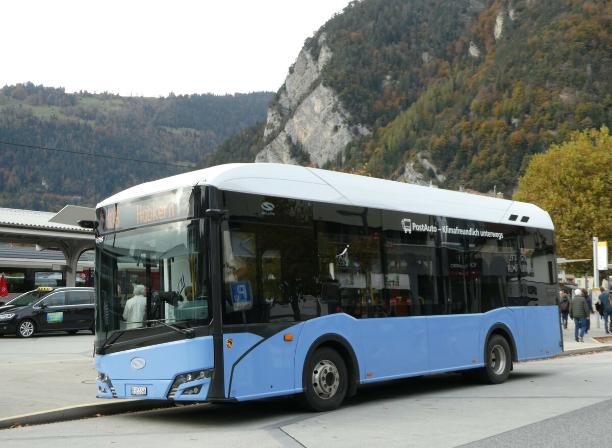 (241'808) - PostAuto Bern - BE 610'546 - Solaris am 23. Oktober 2022 beim Bahnhof Interlaken West