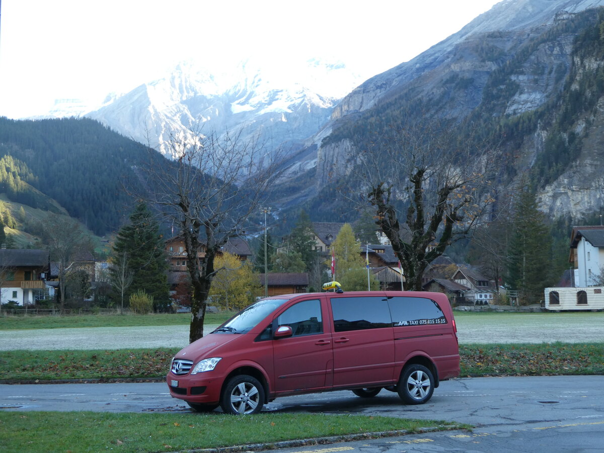 (241'862) - AFA Adelboden - BE 657'069 - Mercedes am 27. Oktober 2022 beim Bahnhof Kandersteg