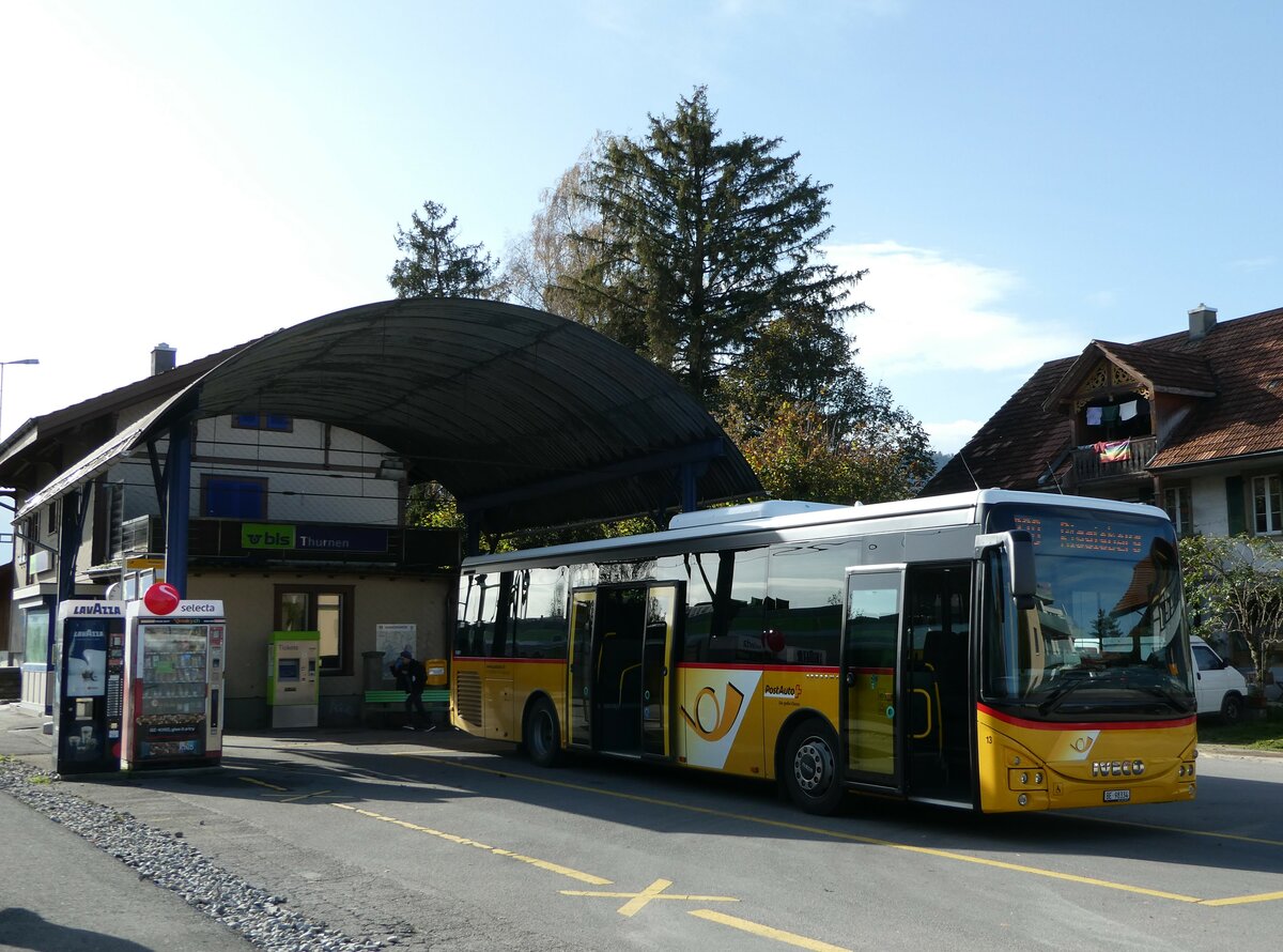 (241'898) - Engeloch, Riggisberg - Nr. 13/BE 98'334 - Iveco am 28. Oktober 2022 beim Bahnhof Thurnen