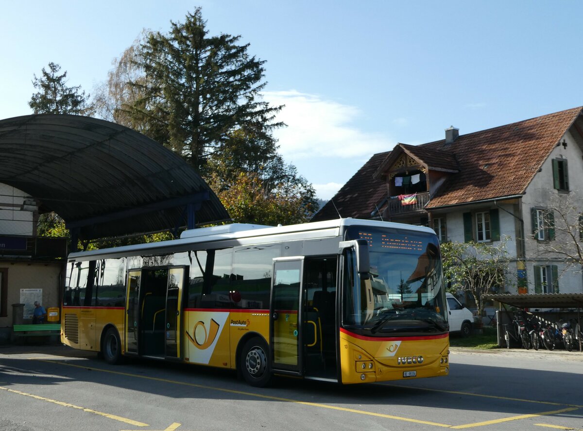 (241'899) - Engeloch, Riggisberg - Nr. 13/BE 98'334 - Iveco am 28. Oktober 2022 beim Bahnhof Thurnen
