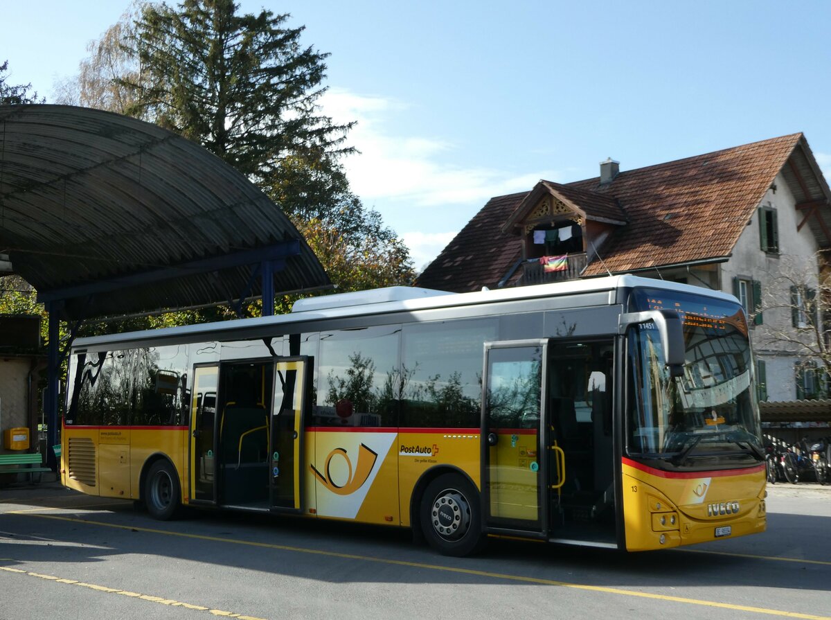 (241'900) - Engeloch, Riggisberg - Nr. 13/BE 98'334 - Iveco am 28. Oktober 2022 beim Bahnhof Thurnen