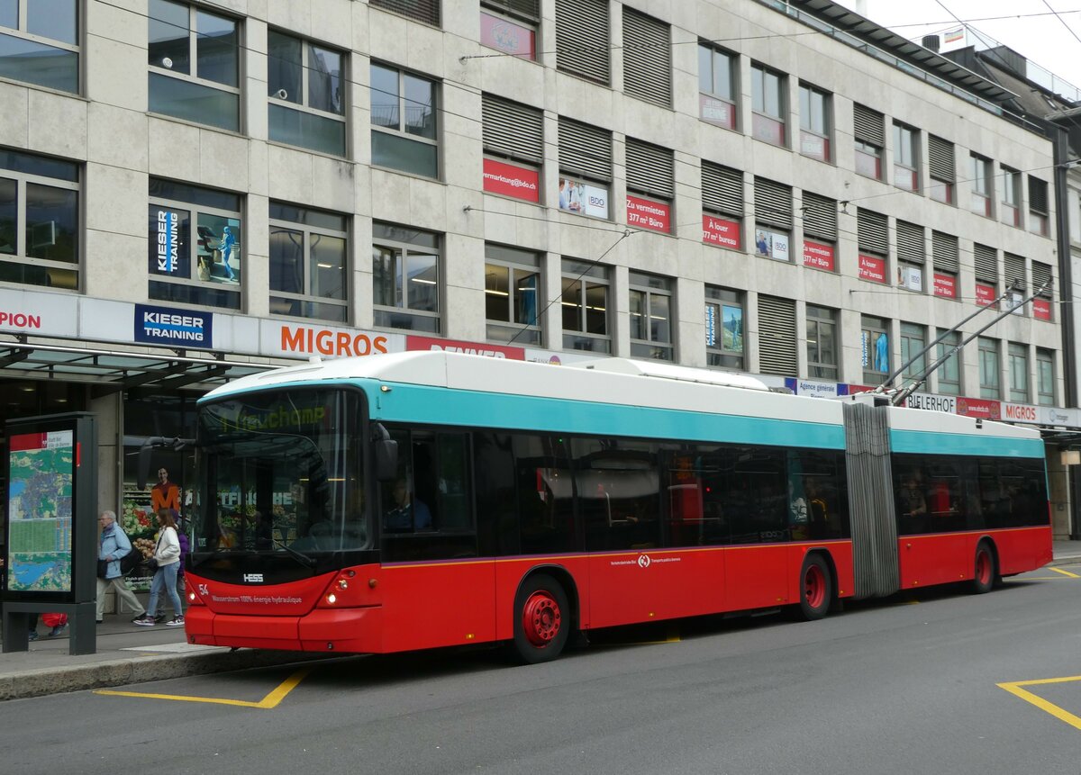 (241'916) - VB Biel - Nr. 54 - Hess/Hess Gelenktrolleybus am 29. Oktober 2022 in Biel, Guisanplatz
