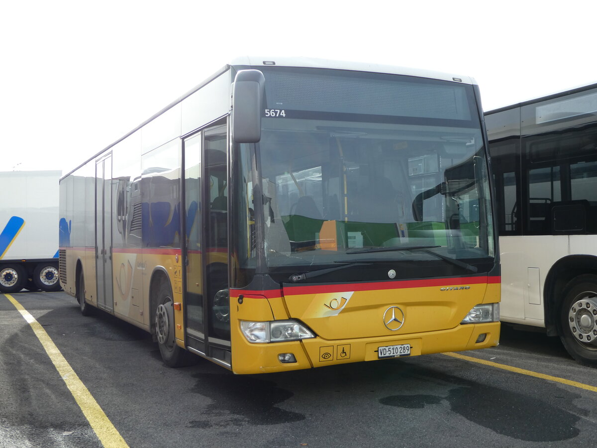 (241'957) - CarPostal Ouest - VD 510'289 - Mercedes am 29. Oktober 2022 in Kerzers, Interbus