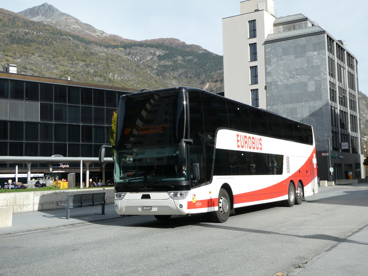 (241'980) - Eurobus, Bern - Nr. 6/BE 379'906 - Van Hool am 30. Oktober 2022 beim Bahnhof Visp