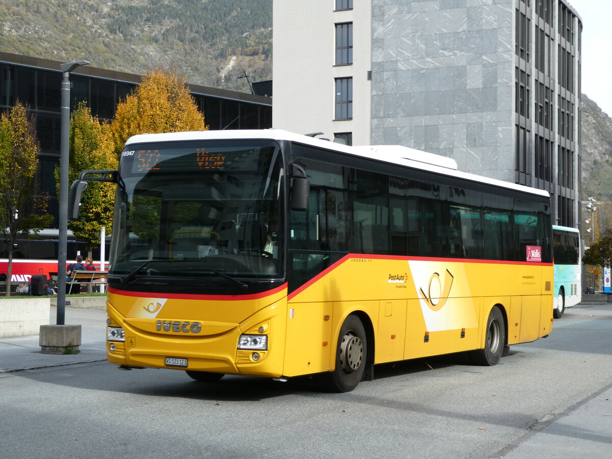 (241'986) - BUS-trans, Visp - VS 123'123 - Iveco am 30. Oktober 2022 beim Bahnhof Visp