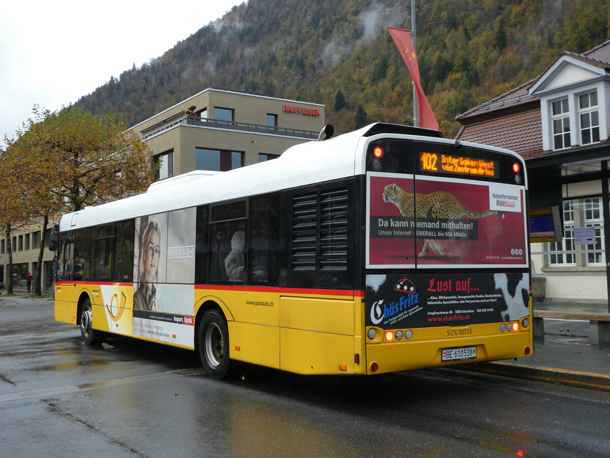 (242'120) - PostAuto Bern - BE 610'538 - Solaris am 5. November 2022 beim Bahnhof Interlaken Ost