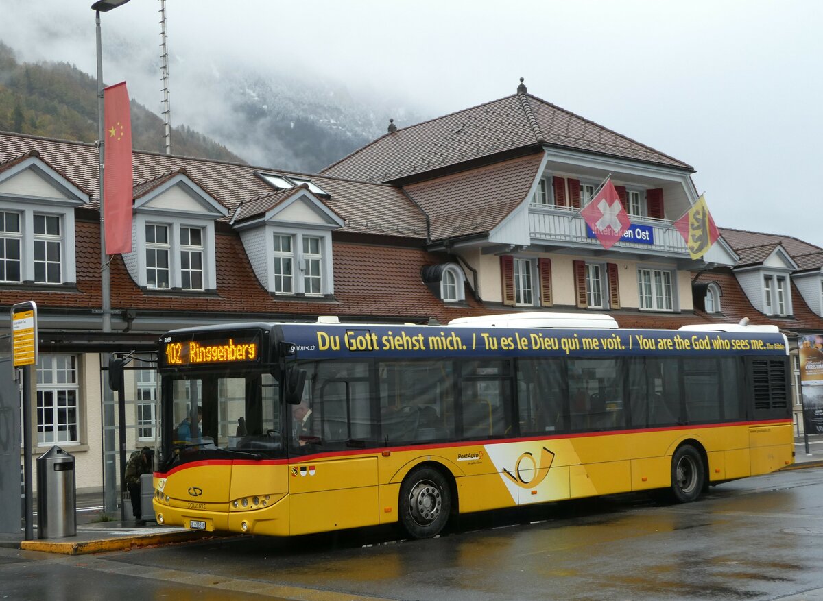 (242'151) - PostAuto Bern - BE 610'536 - Solaris am 5. November 2022 beim Bahnhof Interlaken Ost