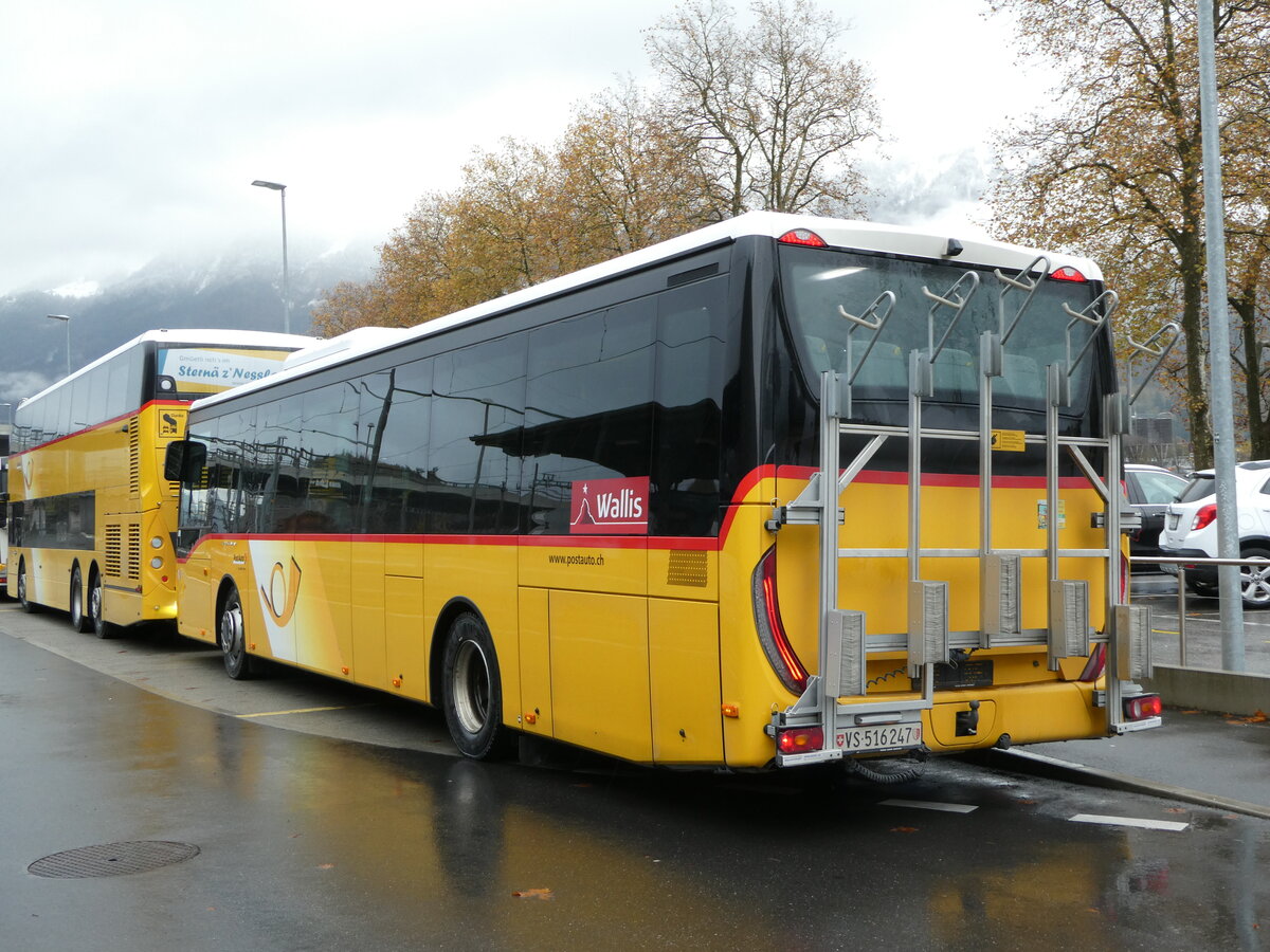 (242'158) - PostAuto Wallis - VS 516'247 - Iveco am 5. November 2022 beim Bahnhof Interlaken Ost