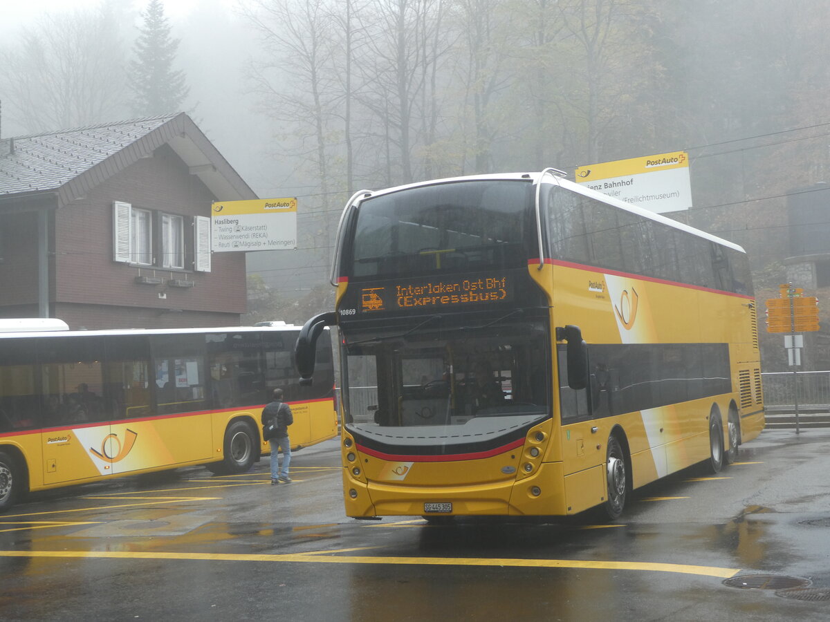(242'162) - PostAuto Ostschweiz - SG 445'305 - Alexander Dennis (ex AR 45'267) am 5. November 2022 auf dem Brnigpass