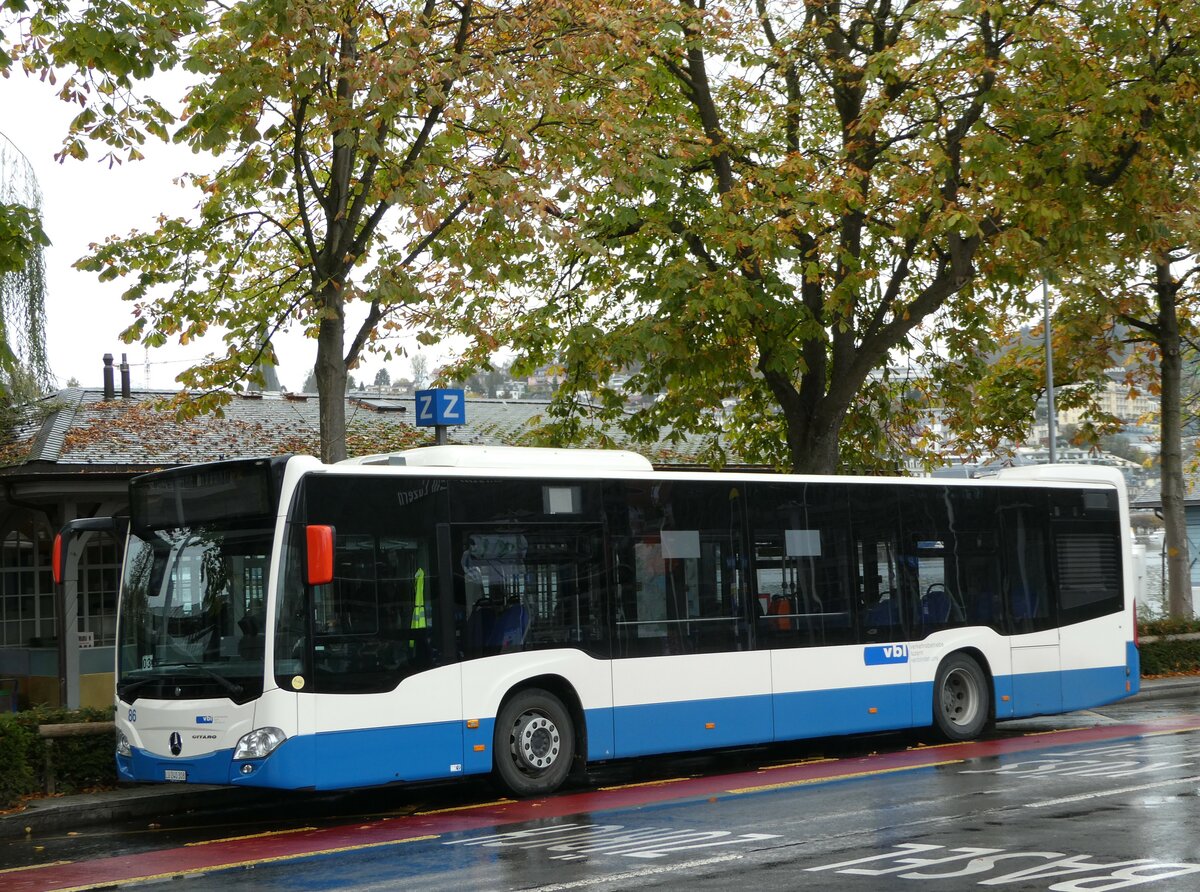 (242'184) - VBL Luzern - Nr. 86/LU 240'308 - Mercedes am 5. November 2022 beim Bahnhof Luzern