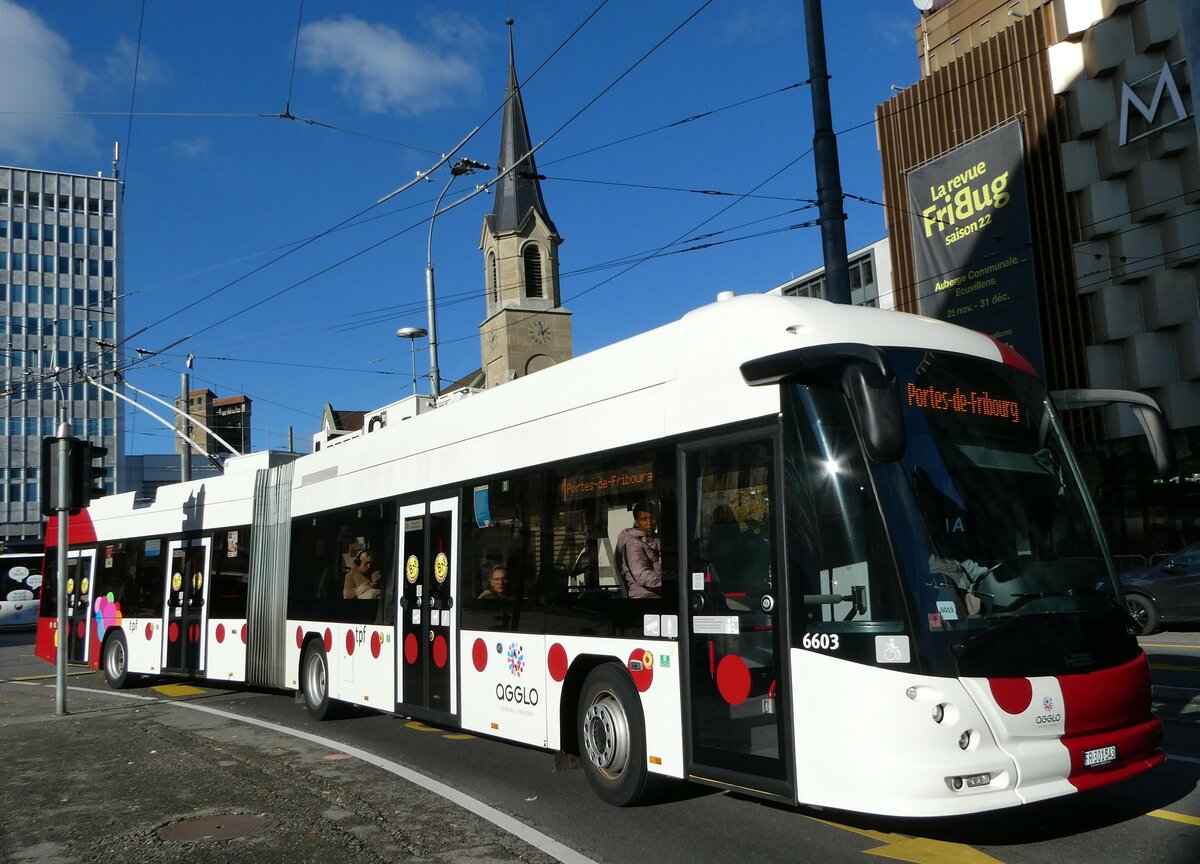 (242'362) - TPF Fribourg - Nr. 6603/FR 301'543 - Hess/Hess Gelenktrolleybus am 10. November 2022 in Fribourg, Rue Pierre-Kaelin