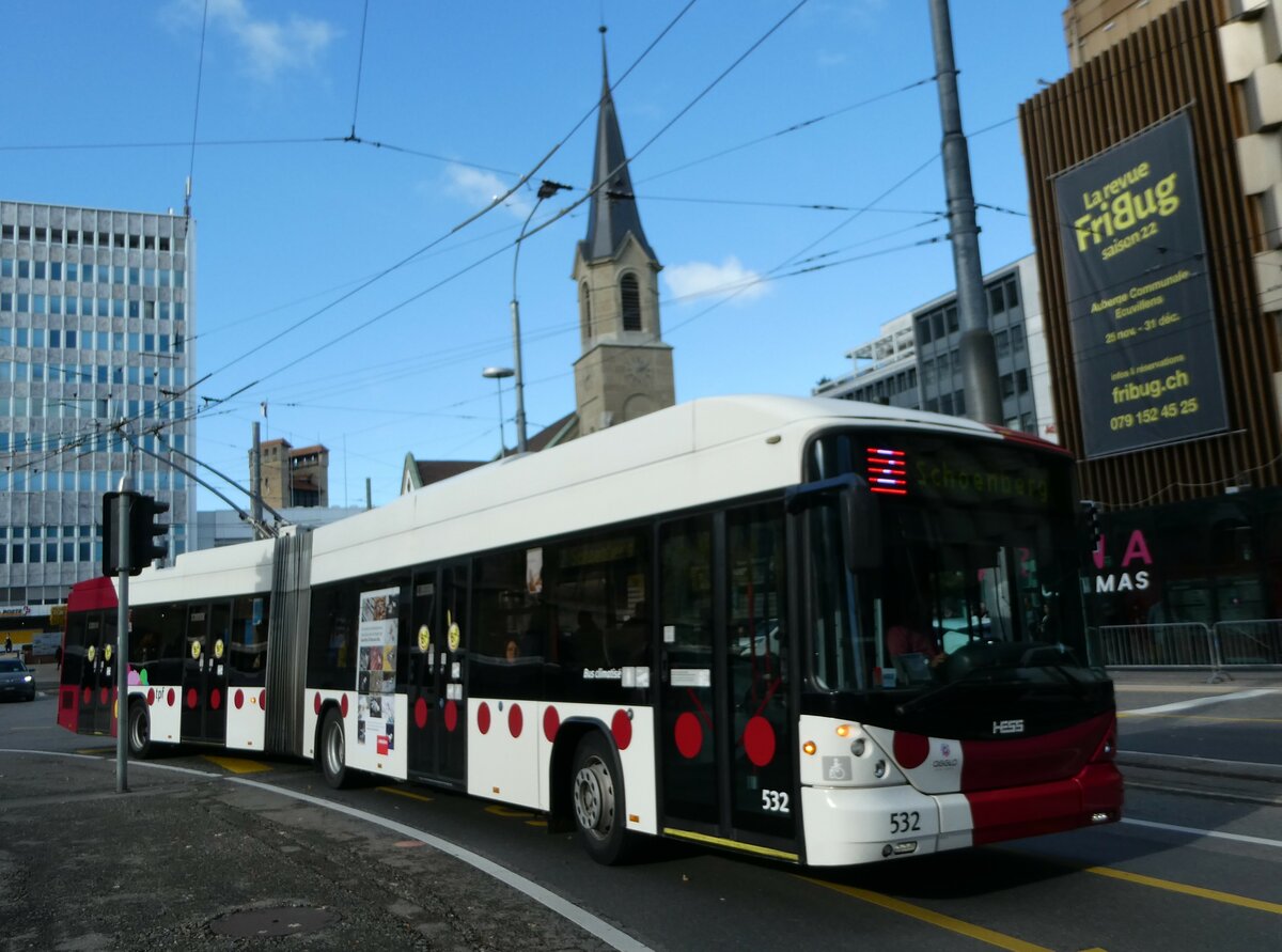 (242'364) - TPF Fribourg - Nr. 532 - Hess/Hess Gelenktrolleybus am 10. November 2022 in Fribourg, Rue Pierre-Kaelin