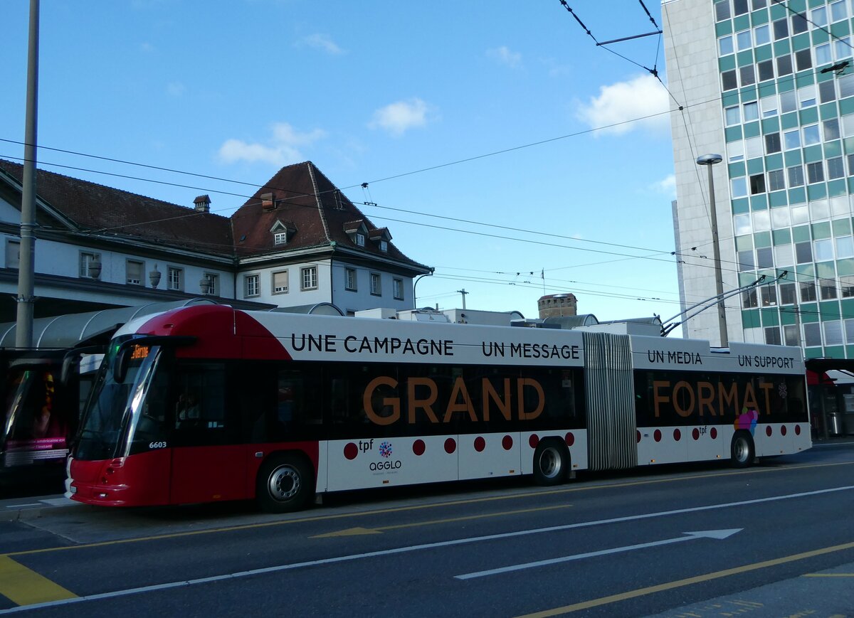 (242'389) - TPF Fribourg - Nr. 6603/FR 301'543 - Hess/Hess Gelenktrolleybus am 10. November 2022 beim Bahnhof Fribourg