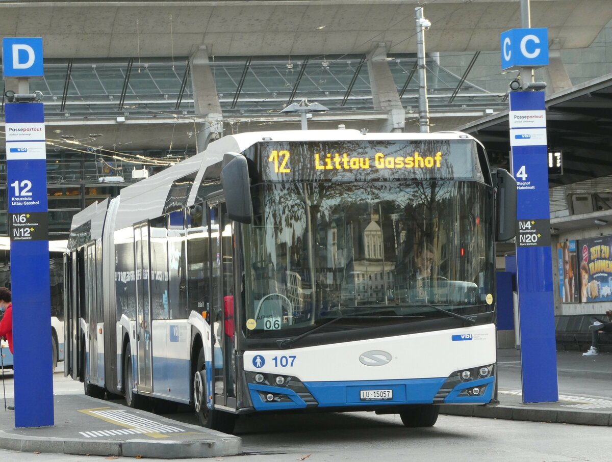 (242'439) - VBL Luzern - Nr. 107/LU 15'057 - Solaris am 11. November 2022 beim Bahnhof Luzern