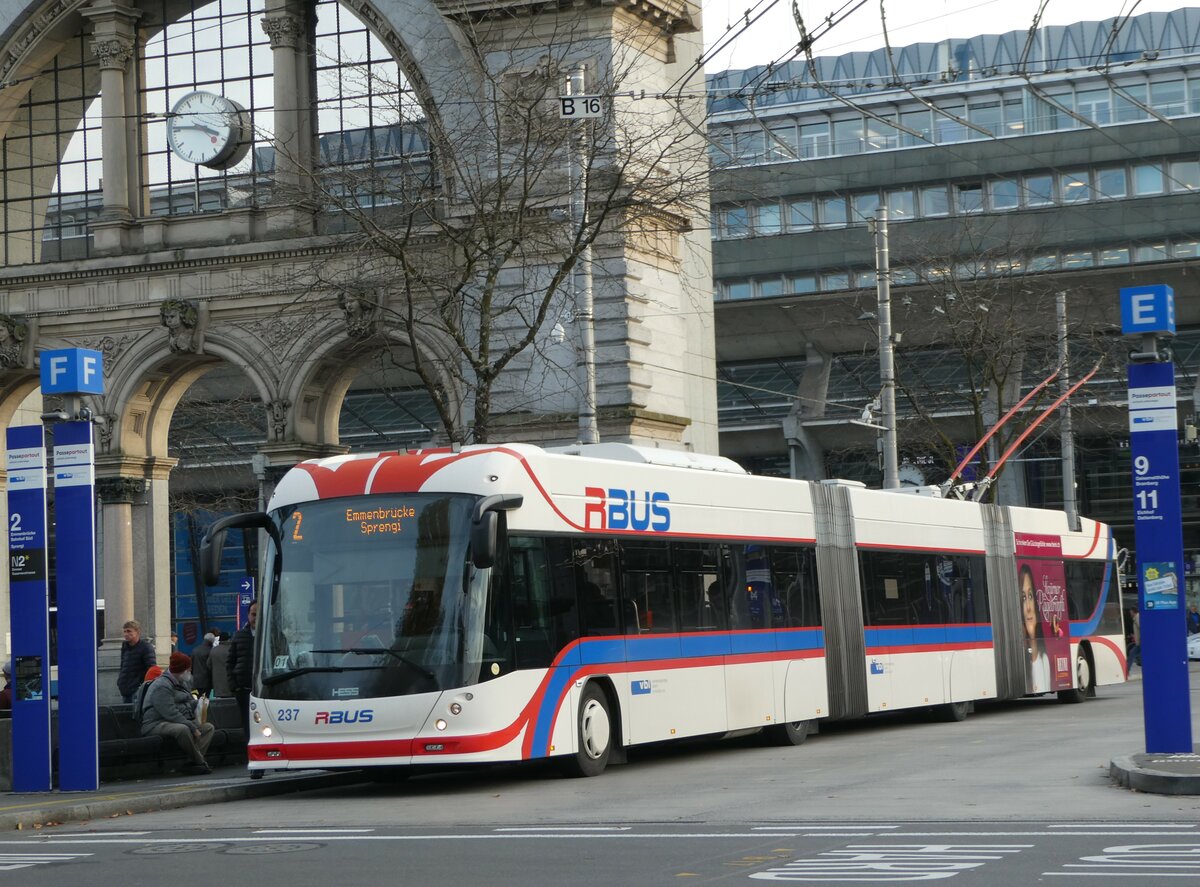 (242'442) - VBL Luzern - Nr. 237 - Hess/Hess Doppelgelenktrolleybus am 11. November 2022 beim Bahnhof Luzern