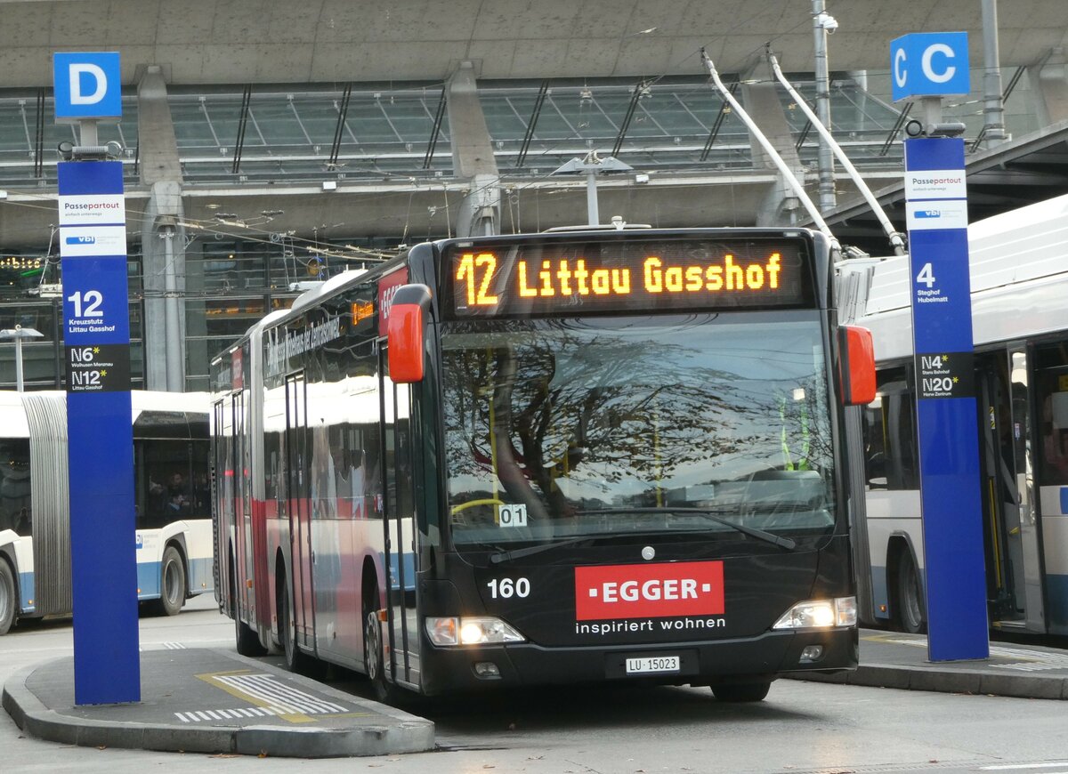 (242'443) - VBL Luzern - Nr. 160/LU 15'023 - Mercedes am 11. November 2022 beim Bahnhof Luzern