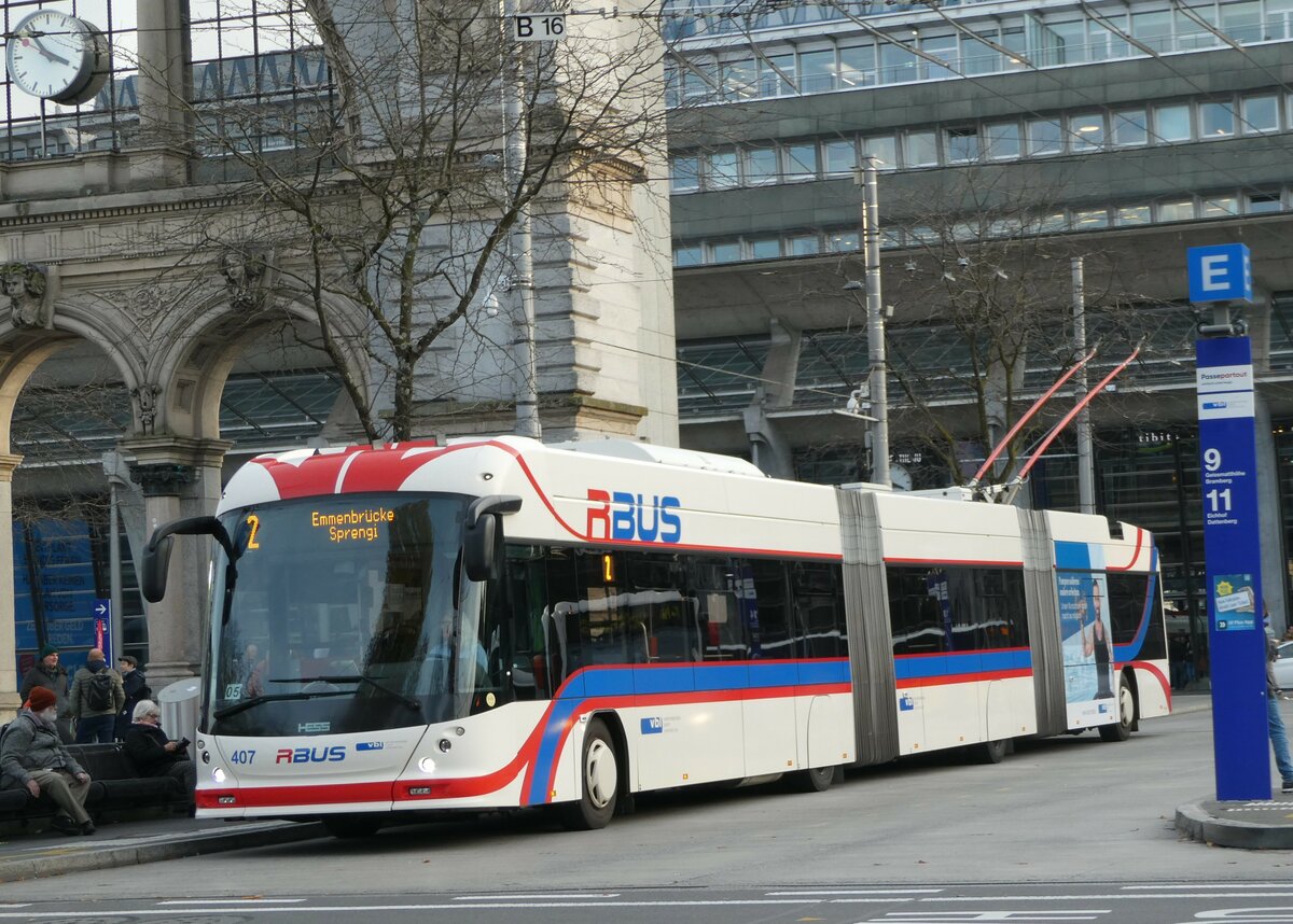 (242'445) - VBL Luzern - Nr. 407 - Hess/Hess Gelenktrolleybus am 11. November 2022 beim Bahnhof Luzern