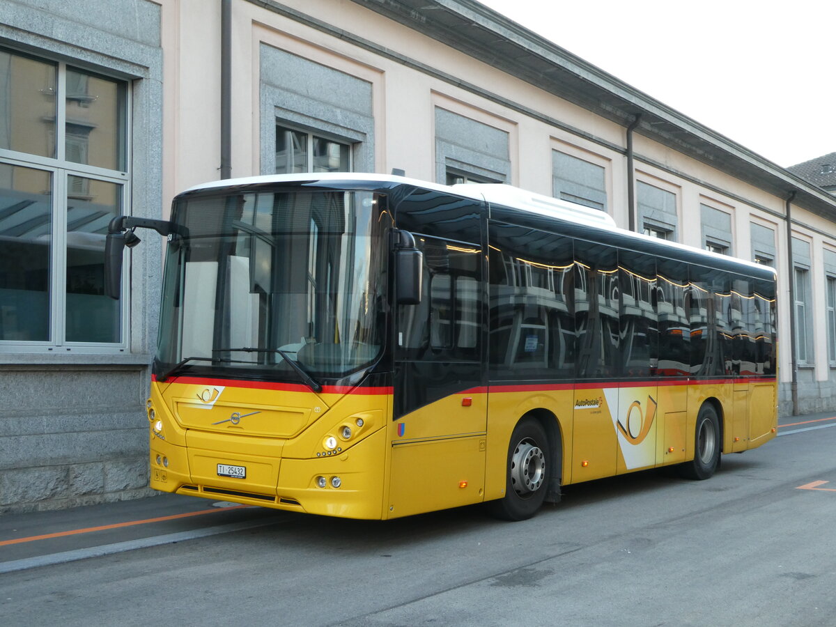 (242'947) - Autopostale, Mendrisio - TI 25'432 - Volvo am 17. November 2022 beim Bahnhof Chiasso