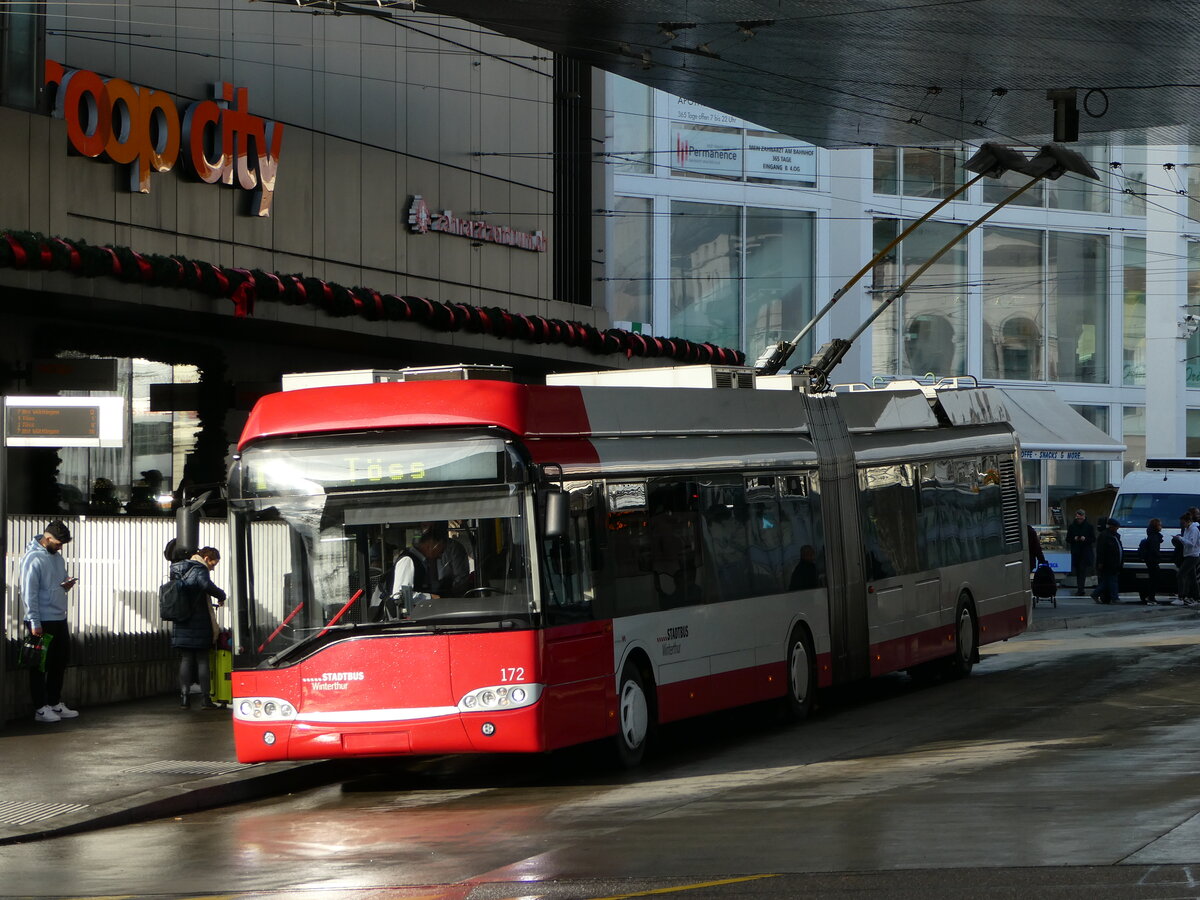 (243'014) - SW Winterthur - Nr. 172 - Solaris Gelenktrolleybus am 18. November 2022 beim Hauptbahnhof Winterthur