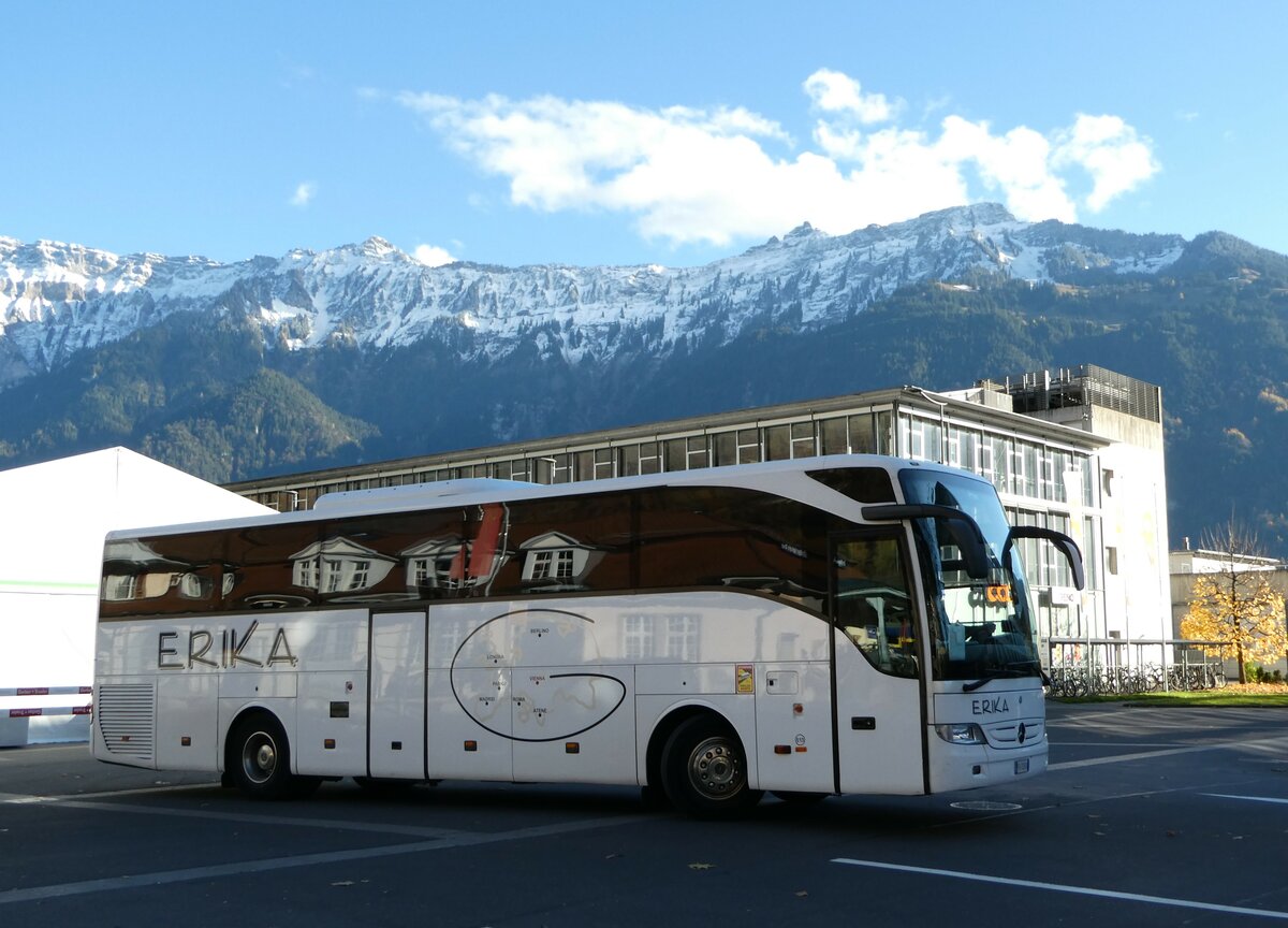 (243'053) - Aus Italien: Erika, Roma - Nr. E13/FV-703 FA - Mercedes am 20. November 2022 beim Bahnhof Interlaken Ost
