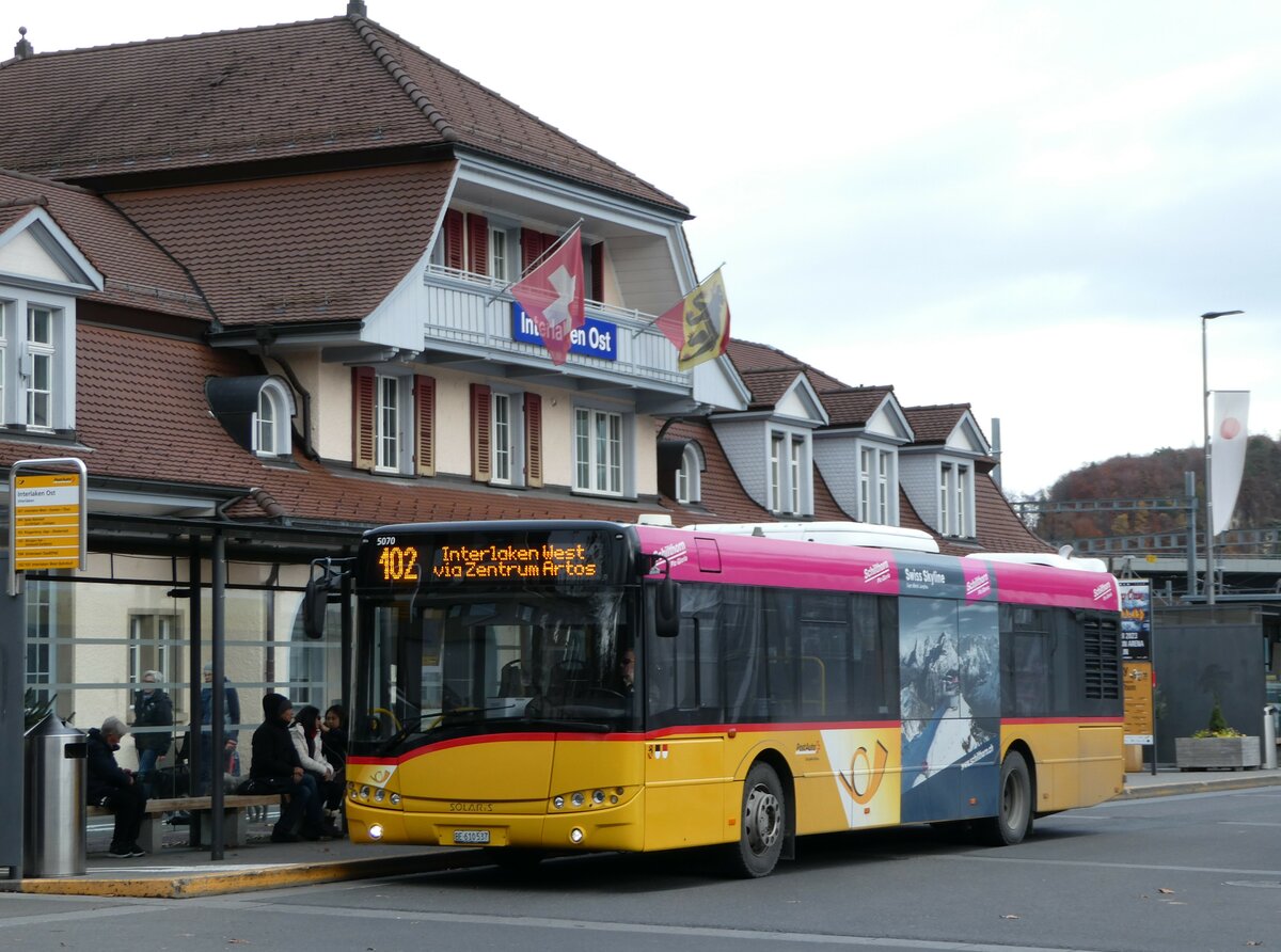 (243'082) - PostAuto Bern - BE 610'537 - Solaris am 22. November 2022 beim Bahnhof Interlaken Ost