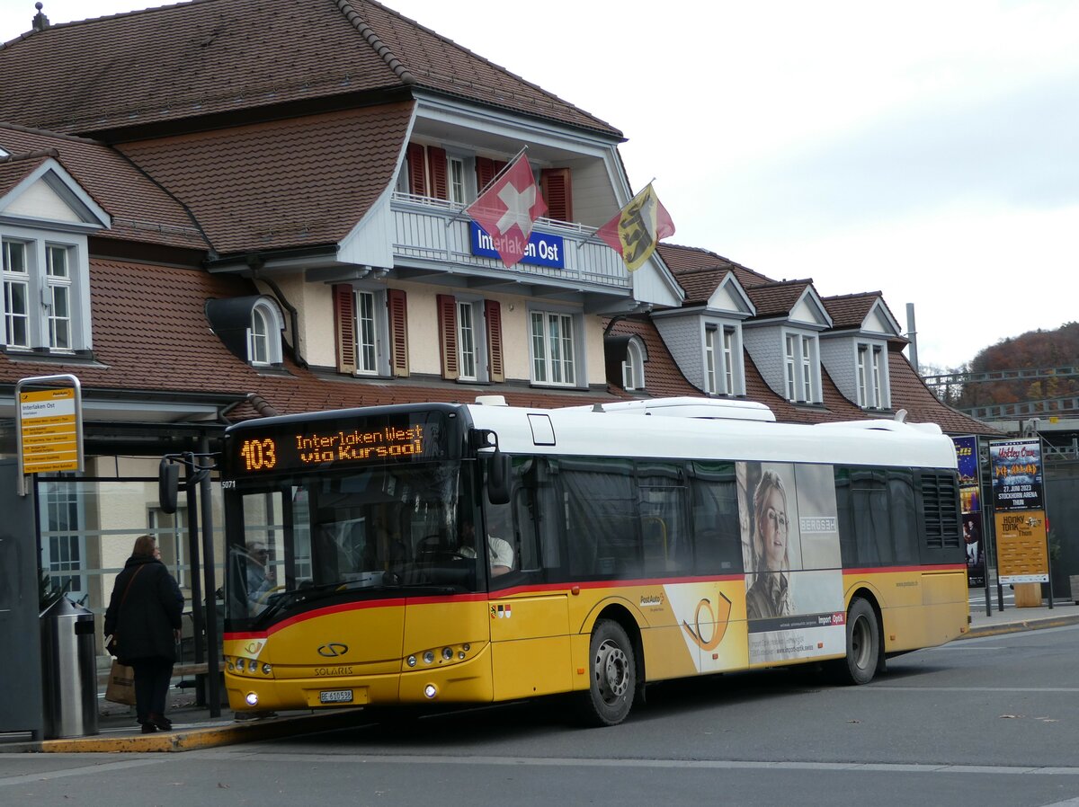 (243'083) - PostAuto Bern - BE 610'538 - Solaris am 22. November 2022 beim Bahnhof Interlaken Ost 