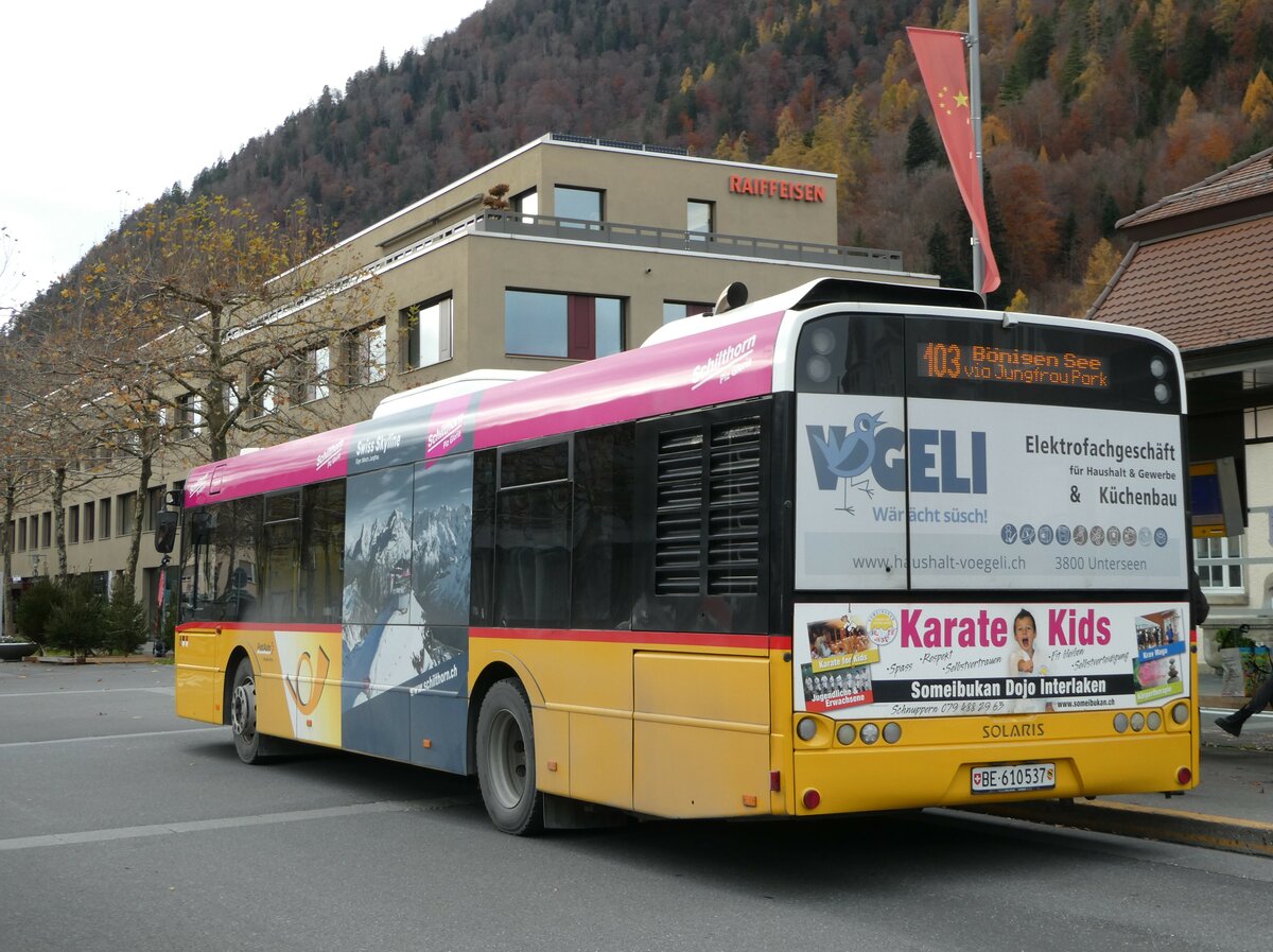 (243'087) - PostAuto Bern - BE 610'537 - Solaris am 22. November 2022 beim Bahnhof Interlaken Ost