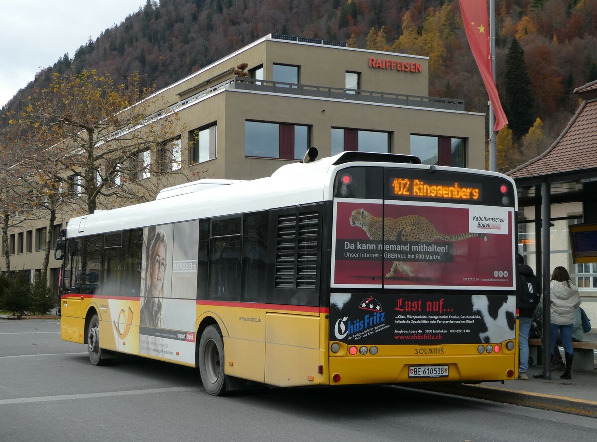 (243'088) - PostAuto Bern - BE 610'538 - Solaris am 22. November 2022 beim Bahnhof Interlaken Ost