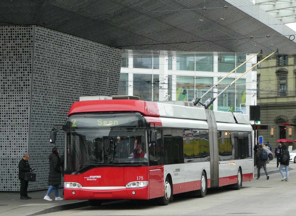 (243'259) - SW Winterthur - Nr. 175 - Solaris Gelenktrolleybus am 29. November 2022 beim Hauptbahnhof Winterthur