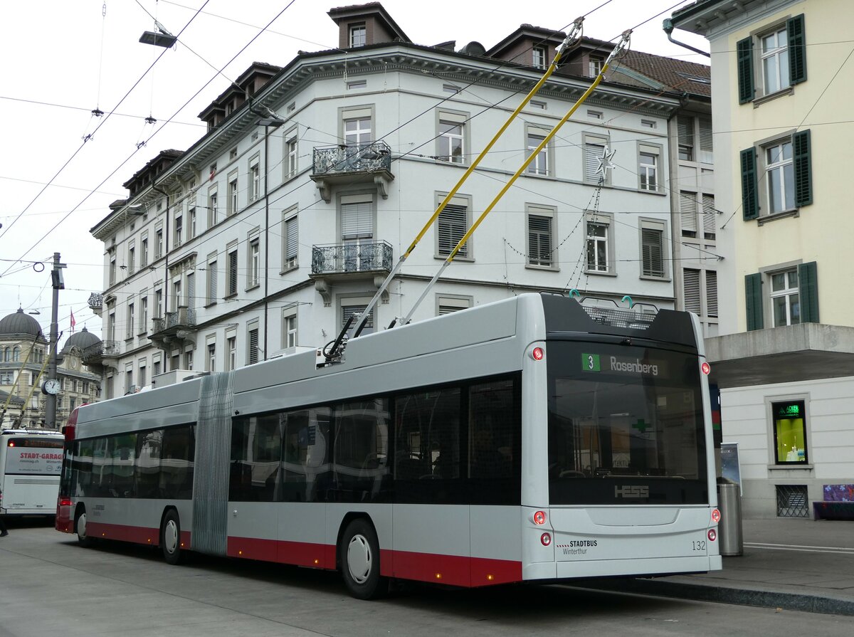 (243'278) - SW Winterthur - Nr. 132 - Hess/Hess Gelenktrolleybus am 29. November 2022 beim Hauptbahnhof Winterthur