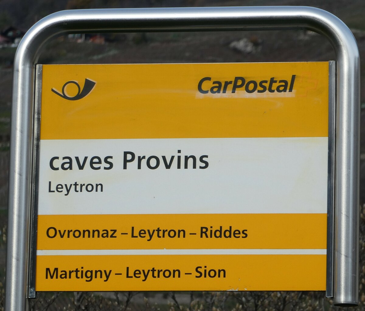 (243'367) - PostAuto-Haltestellenschild - Leytron, caves Provins - am 3. Dezember 2022