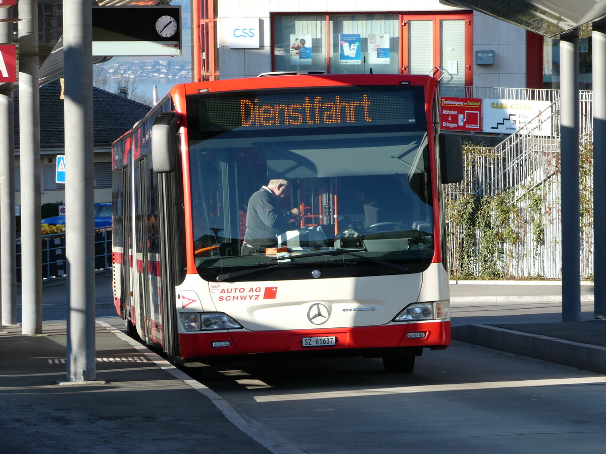 (243'653) - AAGS Schwyz - Nr. 37/SZ 61'637 - Mercedes am 8. Dezember 2022 beim Bahnhof Arth-Goldau