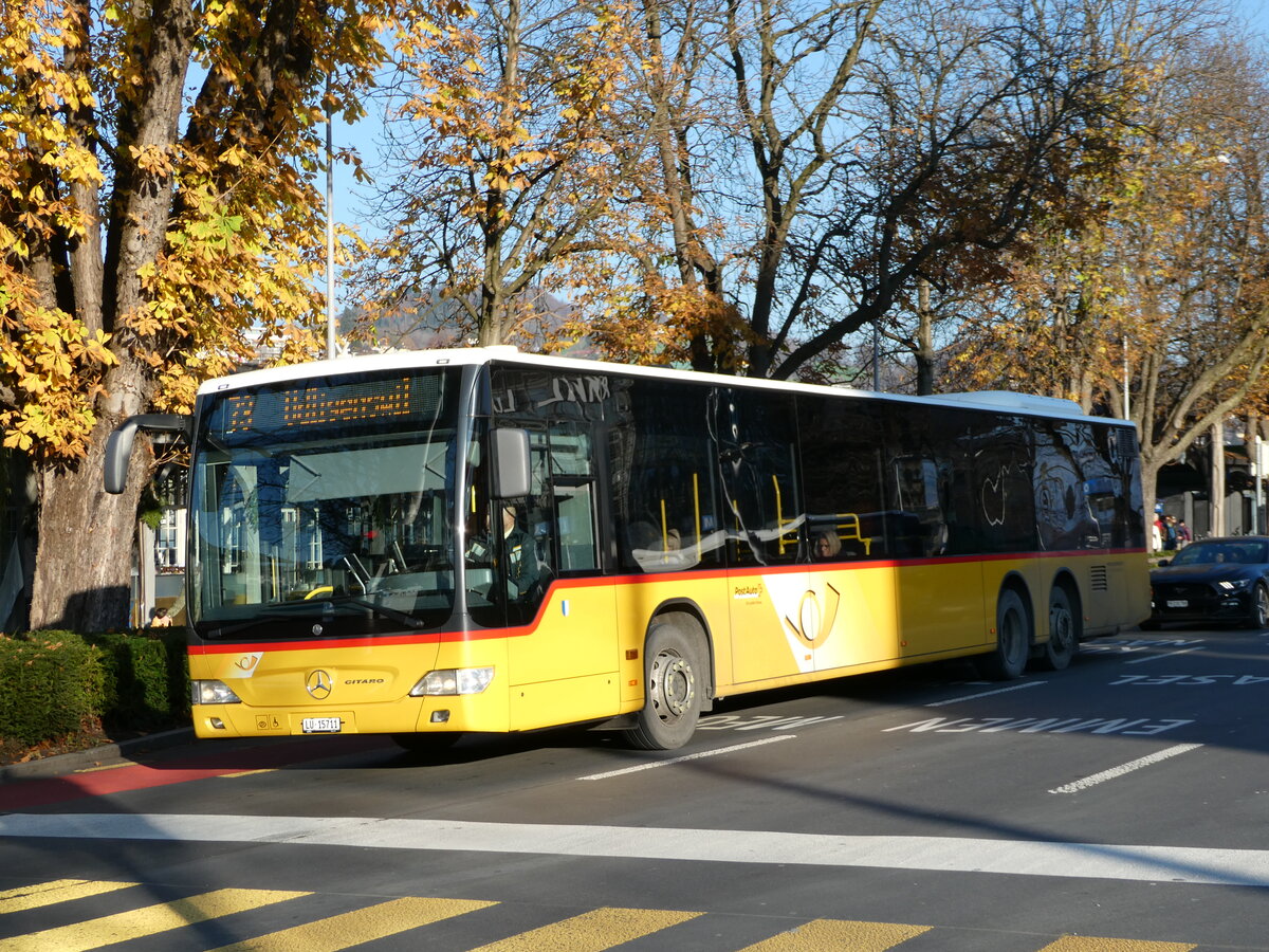 (243'662) - Bucheli, Kriens - Nr. 27/LU 15'711 - Mercedes am 8. Dezember 2022 beim Bahnhof Luzern